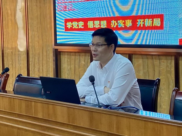 驻点联系群众 镇委书记到龙瑞村上党课