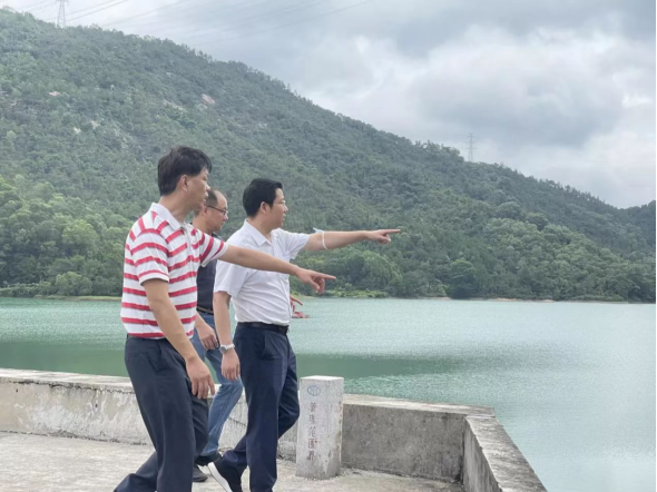 南区街道党工委副书记,办事处主任谢军杰到马岭水库开展防洪安全和