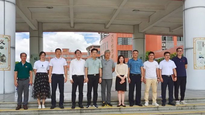 党委副书记,镇长黄景辉和党委委员李海龙携中山联合鸿兴造纸有限公司